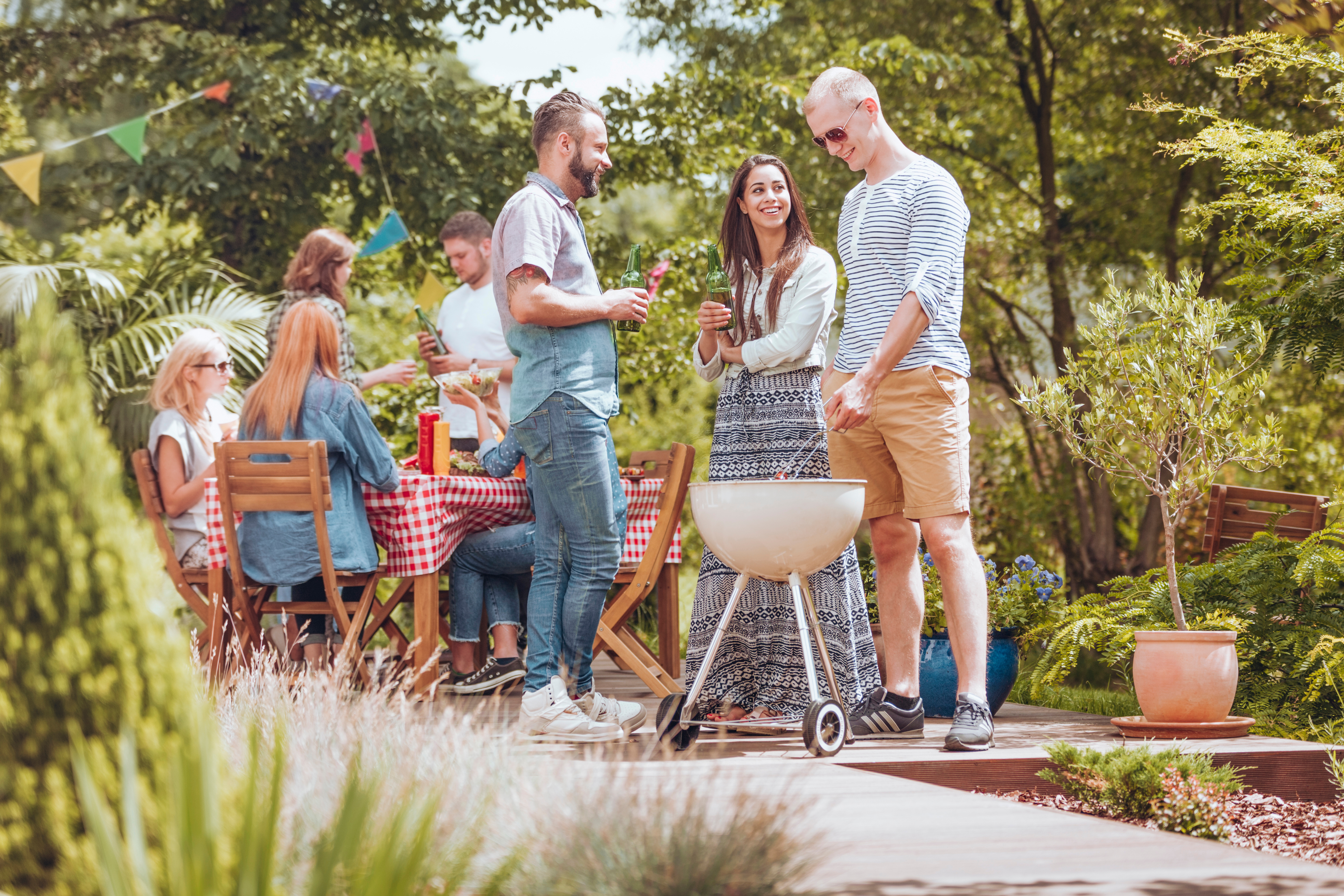 barbecue_entre_amis_terrasse_bois