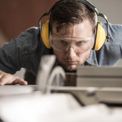 Homme avec casque et lunette de protection