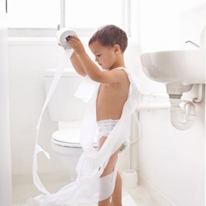 Enfant jouant dans les toilettes